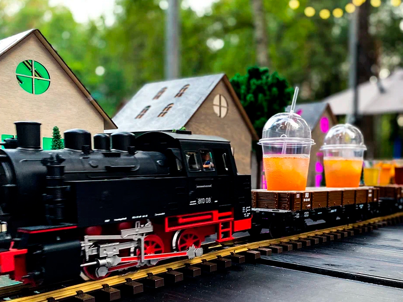 Бар с железной дорогой