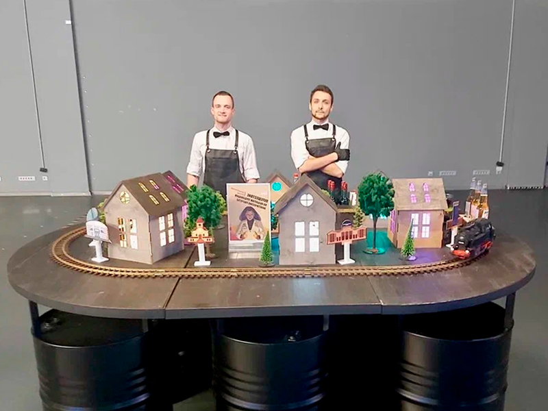 Бар с железной дорогой