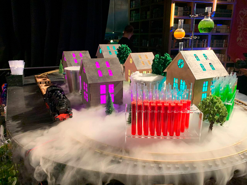 Детский бар с железной дорогой