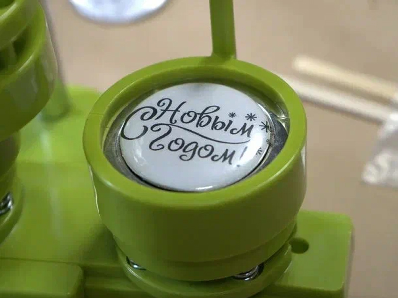 Мастер-класс Закатные значки новогодние