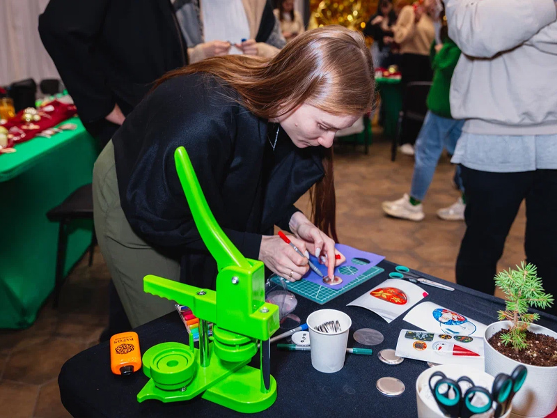 Мастер-класс Закатные значки новогодние