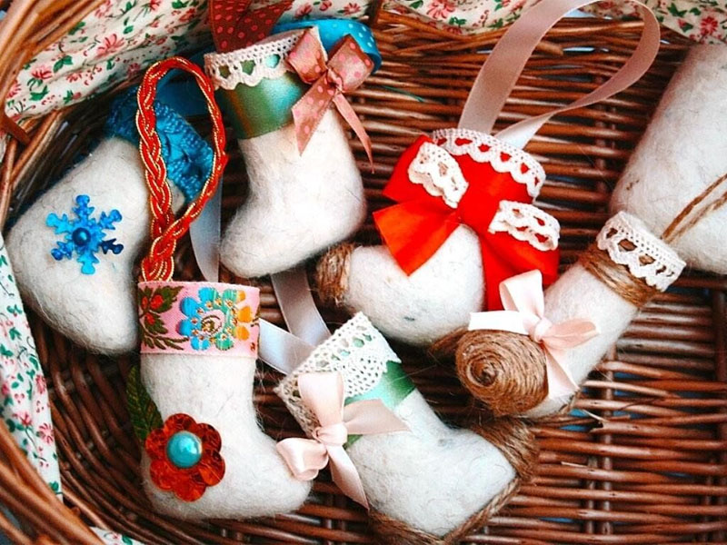 Декорирование сувенирных валенок