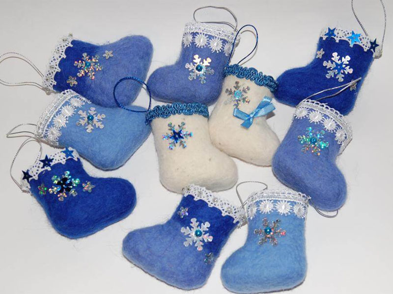 Декорирование сувенирных валенок