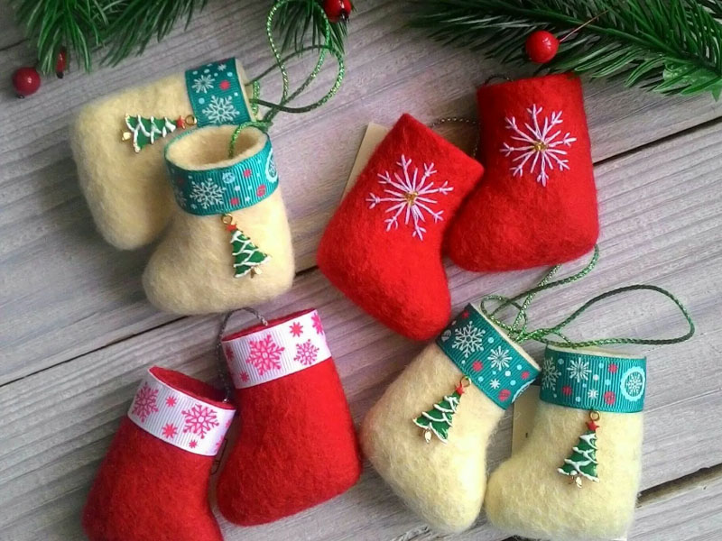 Декорирование сувенирных валенок