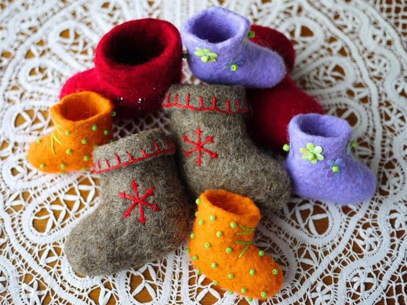 Декорирование сувенирных валенок